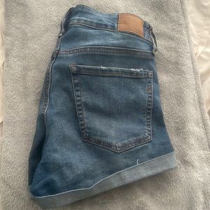 Aero size 4 low rise midi shorts